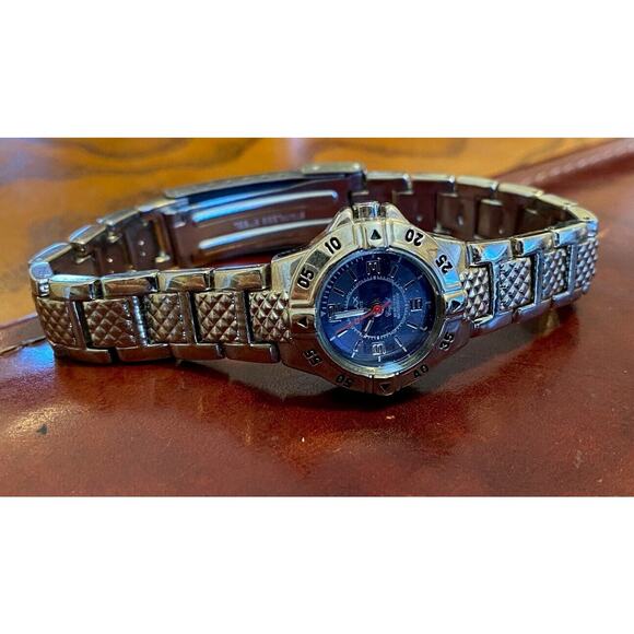 Women's Silver Tone Crystal Series Qmax Watch, Silver Tone with Dark Face,24mm - Picture 1 of 2